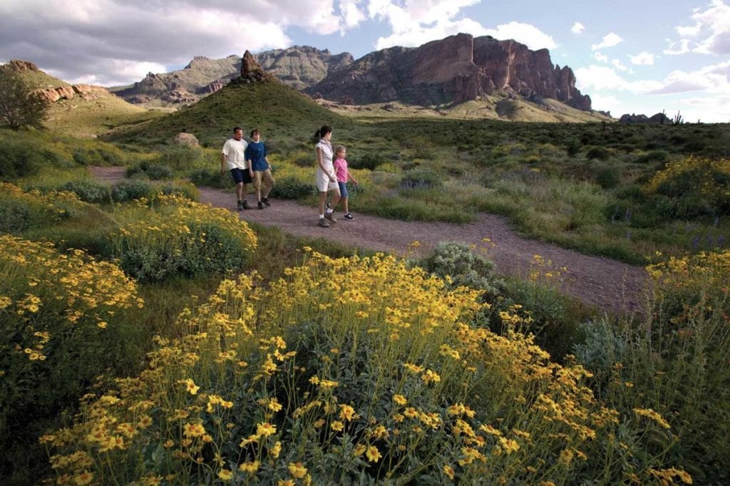 2-Family-Hiking-Superstition-Mountains-(1)