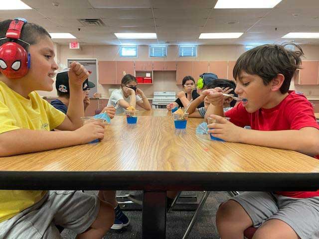 Mesa Park & Rec kids eating together at camp